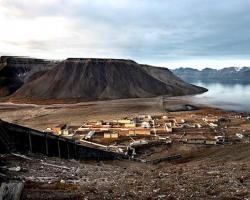 Pueblo abandonado de la pirámide en Spitsbergen